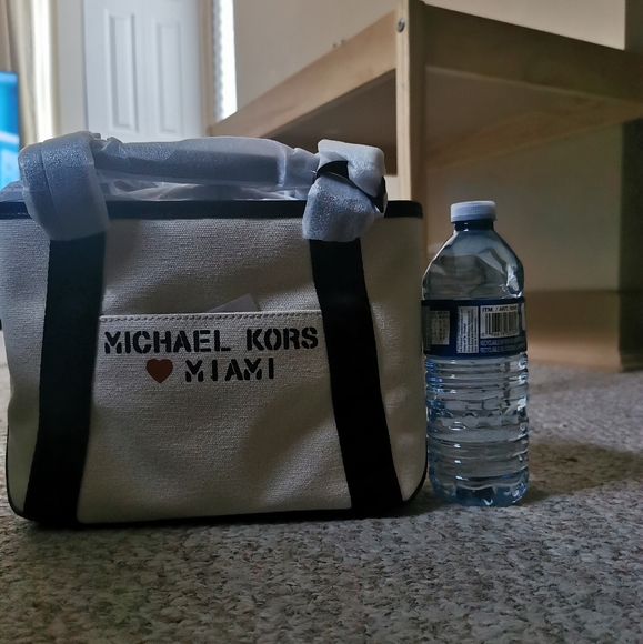 SOLD Michael Kors â¤ď¸ Miami - Picture 5 of 7